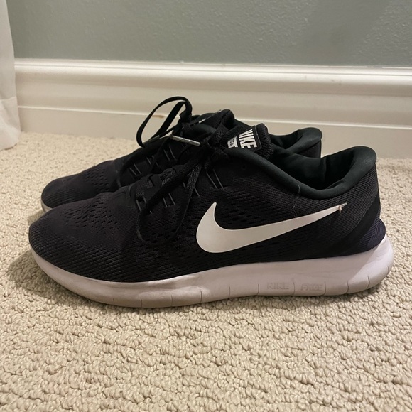 Women's Nike Free RN 'Black White' Running Shoes - Picture 4 of 13